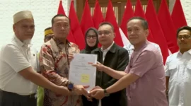 Rasnal (kiri) dan Abdul Muis (kanan) seusai menerima surat keputusan Rehabilitasi dari Presiden Prabowo Subianto yang diberikan oleh Mensesneg Prasetyo Hadi (dua dari kiri) dan Wakil Ketua DPR Sufmi Dasco Ahmad (dua dari kanan). (Foto: dok Sekretariat Presiden)