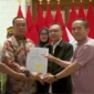 Rasnal (kiri) dan Abdul Muis (kanan) seusai menerima surat keputusan Rehabilitasi dari Presiden Prabowo Subianto yang diberikan oleh Mensesneg Prasetyo Hadi (dua dari kiri) dan Wakil Ketua DPR Sufmi Dasco Ahmad (dua dari kanan). (Foto: dok Sekretariat Presiden)