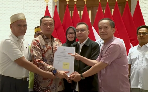 Rasnal (kiri) dan Abdul Muis (kanan) seusai menerima surat keputusan Rehabilitasi dari Presiden Prabowo Subianto yang diberikan oleh Mensesneg Prasetyo Hadi (dua dari kiri) dan Wakil Ketua DPR Sufmi Dasco Ahmad (dua dari kanan). (Foto: dok Sekretariat Presiden)