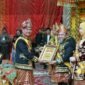 Gubernur Bengkulu Helmi Hasan, saat dianugerahi gelar adat oleh Ketua Badan Musyawarah Adat Provinsi Bengkulu, S. Effendi, melalui Sidang Mufakat Rajo Penghulu di Balai Raya Semarak, Senin (17/11). (foto: dok Pemprov Bengkulu)