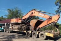 Alat berat jenis Dozan 320 tanpa menggunakan alas atau landasan, Jumat malam (31/10/25). (foto: Aan Ade Putrarakyatmerahputih.com/)