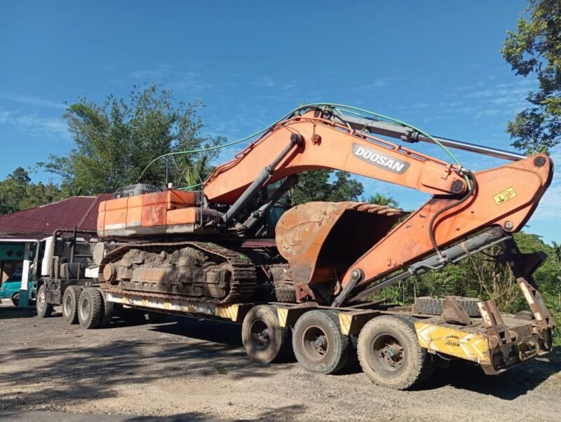 Alat berat jenis Dozan 320 tanpa menggunakan alas atau landasan, Jumat malam (31/10/25). (foto: Aan Ade Putrarakyatmerahputih.com/)