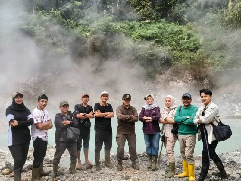 Bupati Lebong, H. Azhari, SH, MH, bersama rombongan Forum Komunikasi Pimpinan Daerah (Forkopimda) saat melakukan ekspedisi ke Telaga Puteri Tujuh Warna untuk ketiga kalinya, Sabtu (01/11/25).