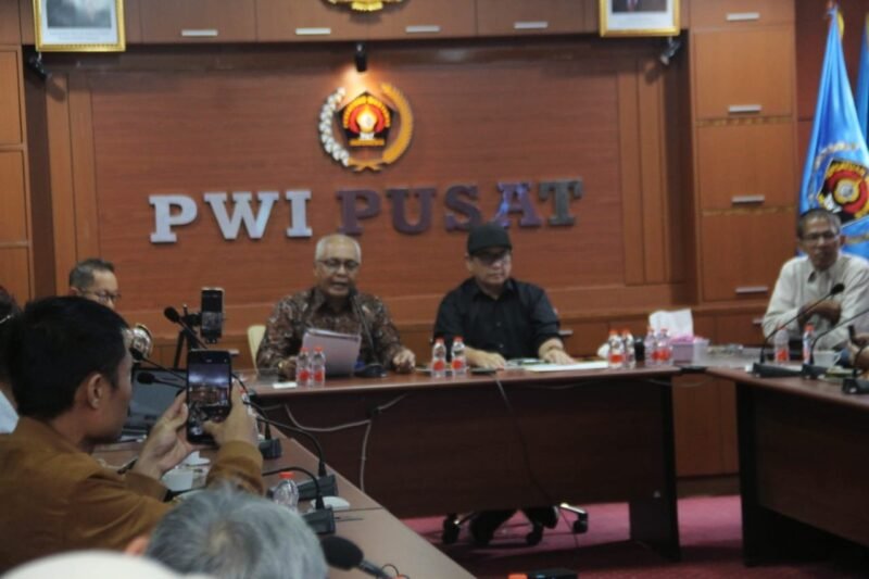 PWI Pusat secara resmi meluncurkan empat ajang penghargaan bergengsi dalam rangka menyambut Hari Pers Nasional (HPN) 2026, yakni Anugerah Jurnalistik Adinegoro, SIWO Award, Press Card Number One (PCNO), dan Tribrata Award hari ini, Selasa (4/11) di Sekretariat PWI, Jakarta (foto: dok PWI Pusat)