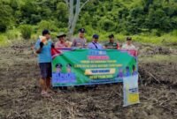 Penjabat Sementara (Pjs) Kepala Desa Teluk Dien, Kecamatan Rimbo Pengadang, Kabupaten Lebong, saat memimpin langsung kegiatan penanaman Jagung Satu Desa Satu Hektar (SADESAHE), Rabu (05/11/25). (foto: Aan Ade Putrarakyatmerahputih.com/)