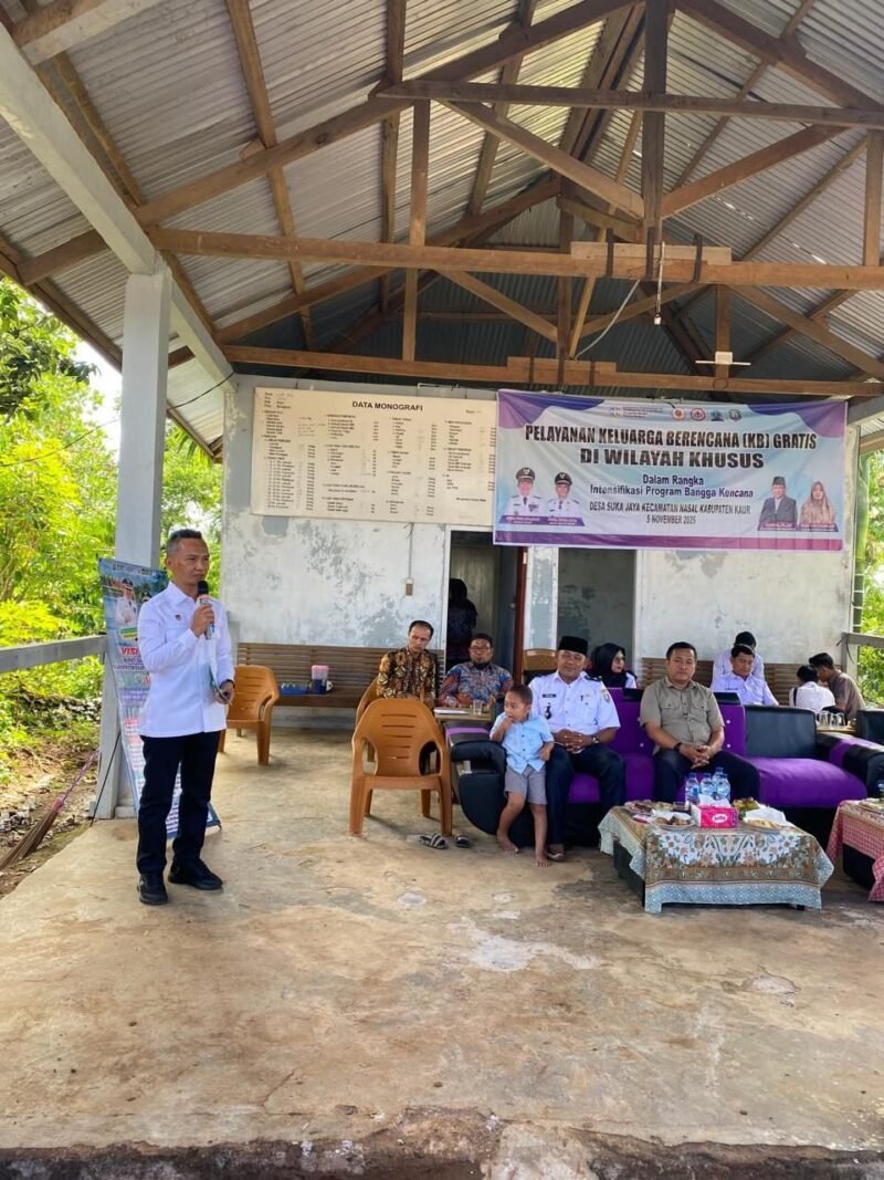 Wakil Bupati Kaur, Abdul Hamid, S.Pd.I mewakili Bupati Gusril Pausi, saat membuka layanan Keluarga Berencana (KB) dan pengobatan gratis di Desa Suka Jaya, Kecamatan Nasal, Kamis (05/11/25). (foto: Fraky Yudiansyahrakyatmerahputih.com/)