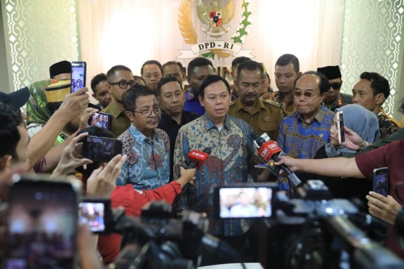 Ketua DPD RI Sultan Baktiar Najamudin saat menanggapi wacana pemberian gelar Pahlawan Nasional kepada Presiden Soeharto, Kamis (6/11/25). (foto: dok DPD RI)