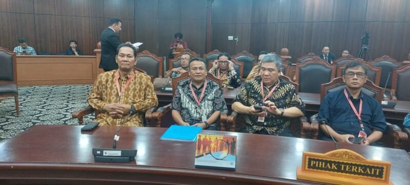 Sidang uji materi Pasal 8 UU Pers di Mahkamah Konstitusi menghadirkan ahli hukum pidana Dr. Albert Aries dan saksi jurnalis Moh. Adimaja (foto: dok PWI Pusat)