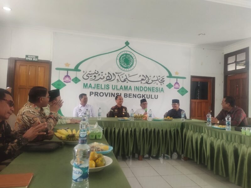 Panitia Hari Raya Natal Oikumene tahun 2025, Selasa (11/11) pagi, melakukan kunjungan silaturahmi ke Sekretariat Majelis Ulama Indonesia (MUI) Provinsi Bengkulu di Jalan Kapuas, Padang Harapan, Kota Bengkulu. (foto: Awang Konaevirakyatmerahputih.com/)