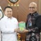 Pengurus Persatuan Wartawan Indonesia (PWI) Pusat melakukan pertemuan dengan Penasihat Khusus Presiden Bidang Pertahanan Nasional, Jenderal (Purn) Dudung Abdurachman, di Kantor Penasihat Khusus Presiden Jakarta, pada Rabu (12/11). (foto: dok PWI Pusat)