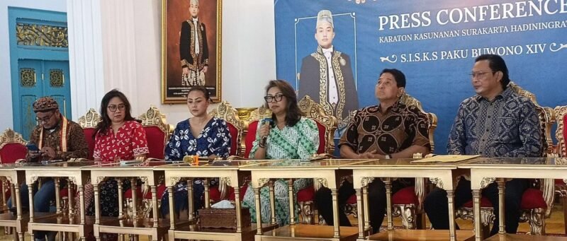 Siaran pers resmi pada Jumat, 14 November 2025, oleh penasihat hukum Keraton, Dr. Teguh Satya Bhakti, SH., MH., yang juga dikenal sebagai mantan Hakim PTUN Jakarta. (foto: dok istimewa)