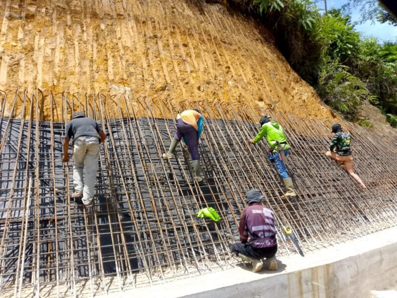 Pekerjaan Proyek Rekonstruksi Pengamanan pada Jalan Provinsi Kelas I Ruas Curup – Muara Aman di Kelurahan Rimbo Pengadang, Kecamatan Rimbo Pengadang, Kabupaten Lebong (foto: Aan Ade Putrarakyatmerahputih.com/)