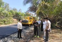 Anggota DPRD Provinsi Bengkulu, Andy Suhary, S.E., M.Pd, saat meninjau ruas jalan provinsi SP3 – Pondok Batu (Yamaja) sepanjang 3,7 kilometer, Jumat (14/11/25). (foto: Tommy Agung Raharjorakyatmerahputih.com/)