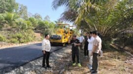 Anggota DPRD Provinsi Bengkulu, Andy Suhary, S.E., M.Pd, saat meninjau ruas jalan provinsi SP3 – Pondok Batu (Yamaja) sepanjang 3,7 kilometer, Jumat (14/11/25). (foto: Tommy Agung Raharjorakyatmerahputih.com/)