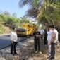 Anggota DPRD Provinsi Bengkulu, Andy Suhary, S.E., M.Pd, saat meninjau ruas jalan provinsi SP3 – Pondok Batu (Yamaja) sepanjang 3,7 kilometer, Jumat (14/11/25). (foto: Tommy Agung Raharjorakyatmerahputih.com/)