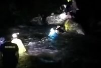 Tangkapan layar video yang beredar di media sosial memperlihatkan sekelompok remaja mengaku terjebak banjir di kawasan wisata Air Terjun Paliak, Sabtu (22/11).