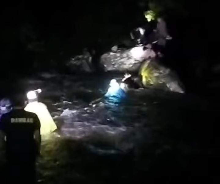Tangkapan layar video yang beredar di media sosial memperlihatkan sekelompok remaja mengaku terjebak banjir di kawasan wisata Air Terjun Paliak, Sabtu (22/11).