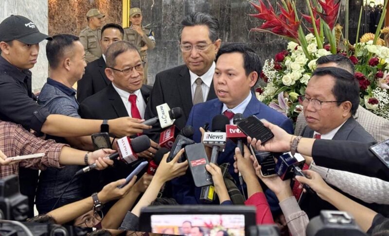 Ketua Dewan Perwakilan Daerah (DPD) RI, Sultan Baktiar Najamudin, saat diwawancarai awak media (foto: dok DPD RI)