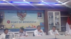 General Manager PT Pelindo Regional 2 Bengkulu, Bimas Rizky Kusmayadi, memaparkan capaian tersebut pada konferensi pers yang digelar Senin sore, 8 Desember 2025 di Gedung Pelindo. 