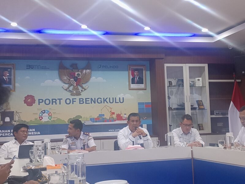 General Manager PT Pelindo Regional 2 Bengkulu, Bimas Rizky Kusmayadi, memaparkan capaian tersebut pada konferensi pers yang digelar Senin sore, 8 Desember 2025 di Gedung Pelindo. 