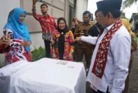 Walikota Bengkulu Dedy Wahyudi meragakan pembuatan batik berusek