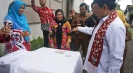 Walikota Bengkulu Dedy Wahyudi meragakan pembuatan batik berusek