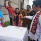 Walikota Bengkulu Dedy Wahyudi meragakan pembuatan batik berusek