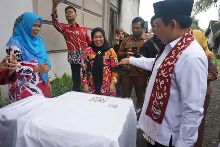 Walikota Bengkulu Dedy Wahyudi meragakan pembuatan batik berusek