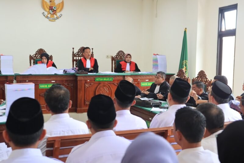Ketua Majelis hakim Paisol, mencecar 15 saksi kasus Korupsi perjalanan dinas Dewan di Sekretariat DPRD Provinsi  Bengkulu.