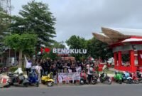 Foto bersama tim Ayok usai pengambilan donasi  