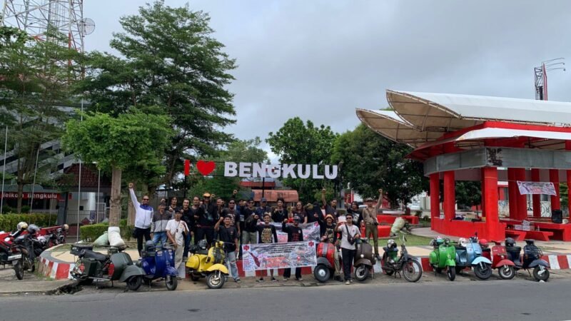 Foto bersama tim Ayok usai pengambilan donasi  