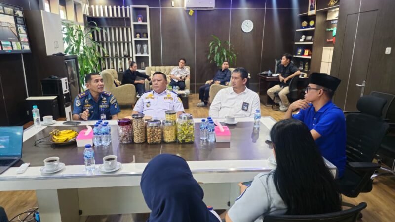 Waka 1 DPRD Provinsi Bengkulu dan Kadishub Provinsi saat kunjungan di Pelindo Bengkulu