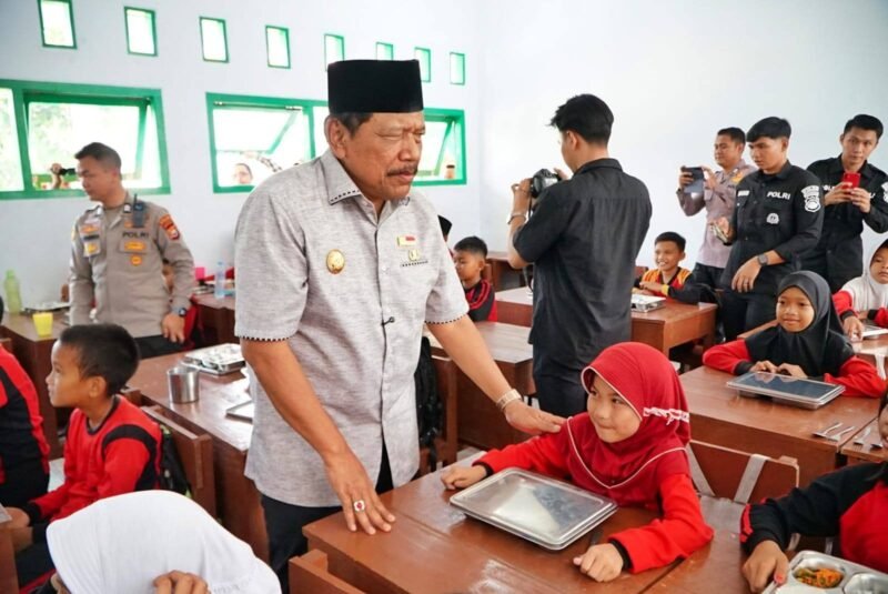 Wakil Gubernur Bengkulu , Mian saat memantau Program MBG 