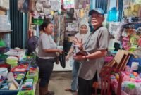 Pelaksana Tugas Kepala Disperdagrin, Alex Periansyah saat melaukan penertiban kios Kios Mangkrak dan Disewakan
