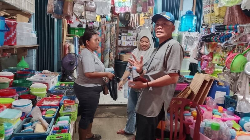Pelaksana Tugas Kepala Disperdagrin, Alex Periansyah saat melaukan penertiban kios Kios Mangkrak dan Disewakan
