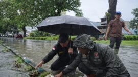 alikota Bengkulu Dedy Wahyudi bersama Satpol PP bergerak cepat mengatasi genangan air di Jalan A. Yani. Drainase dibersihkan, air surut, jalan kembali aman.