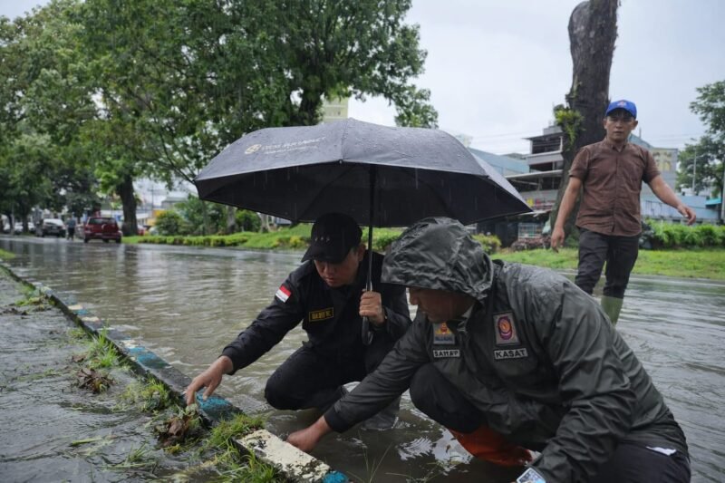 alikota Bengkulu Dedy Wahyudi bersama Satpol PP bergerak cepat mengatasi genangan air di Jalan A. Yani. Drainase dibersihkan, air surut, jalan kembali aman.