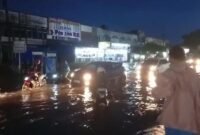 Hujan seharian membuat Jalan Kalimantan Bengkulu tergenang hingga setinggi lutut. Banjir di Rawa Makmur mengganggu lalu lintas dan aktivitas warga.