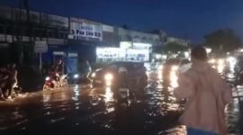 Hujan seharian membuat Jalan Kalimantan Bengkulu tergenang hingga setinggi lutut. Banjir di Rawa Makmur mengganggu lalu lintas dan aktivitas warga.