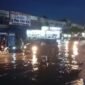 Hujan seharian membuat Jalan Kalimantan Bengkulu tergenang hingga setinggi lutut. Banjir di Rawa Makmur mengganggu lalu lintas dan aktivitas warga.