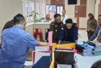 Kejati Bengkulu menggeledah Kantor ESDM dan rumah tersangka untuk memperkuat bukti kasus dugaan korupsi pertambangan yang telah menjerat 13 orang.