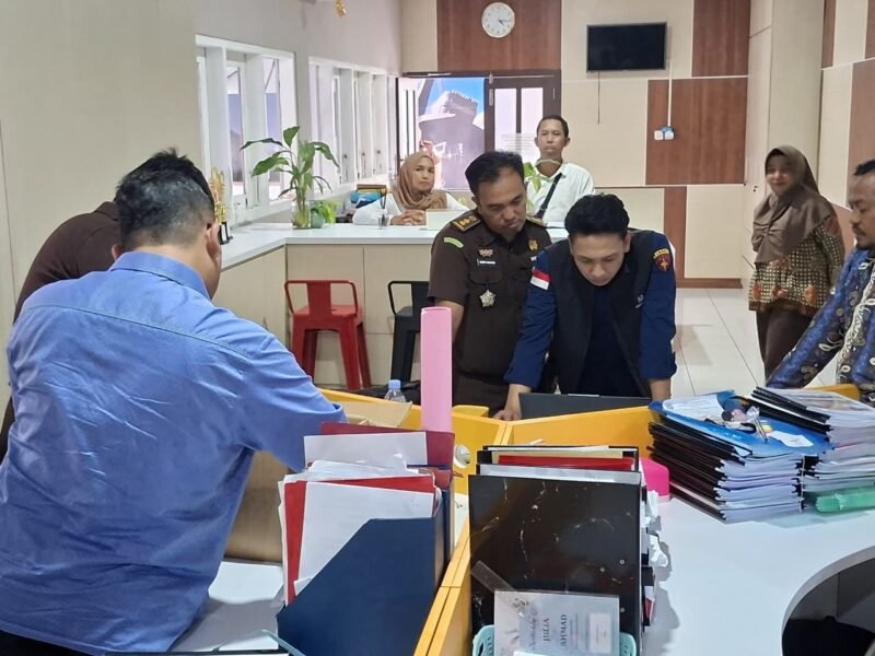 Kejati Bengkulu menggeledah Kantor ESDM dan rumah tersangka untuk memperkuat bukti kasus dugaan korupsi pertambangan yang telah menjerat 13 orang.