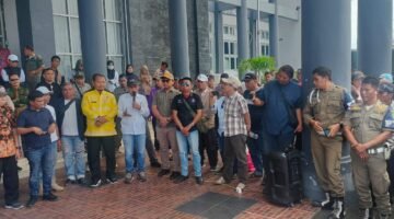 Ratusan warga Bengkulu Tengah mendesak Pemkab segera menutup PT Riau Agrindo Agung (RAA) yang diduga beroperasi ilegal tanpa HGU dan IUP-B sejak 2007. Aksi demo digelar di Kantor Bupati Benteng