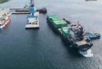 Aktivitas bongkar muat KM Oriental Samudra di Pelabuhan Pulau Baai Bengkulu berjalan lancar, menegaskan peran pelabuhan sebagai penggerak logistik daerah.