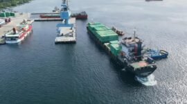 Aktivitas bongkar muat KM Oriental Samudra di Pelabuhan Pulau Baai Bengkulu berjalan lancar, menegaskan peran pelabuhan sebagai penggerak logistik daerah.