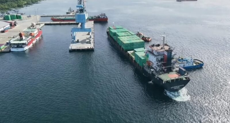 Aktivitas bongkar muat KM Oriental Samudra di Pelabuhan Pulau Baai Bengkulu berjalan lancar, menegaskan peran pelabuhan sebagai penggerak logistik daerah.