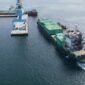 Aktivitas bongkar muat KM Oriental Samudra di Pelabuhan Pulau Baai Bengkulu berjalan lancar, menegaskan peran pelabuhan sebagai penggerak logistik daerah.