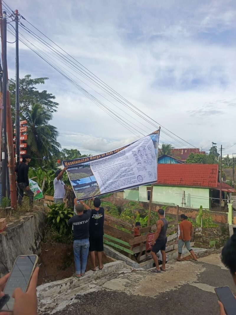 Warga Timur Indah Bengkulu mendesak penghentian penimbunan limbah FABA di lokasi pembangunan Satpas SIM karena dinilai berbahaya bagi kesehatan dan lingkungan sekitar.