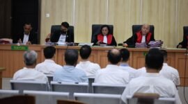 Kuasa hukum menegaskan kerugian negara dan lingkungan dalam kasus PT Ratu Samban Mining seharusnya menjadi tanggung jawab pemegang IUP, bukan kontraktor. Fakta persidangan menguatkan posisi terdakwa.