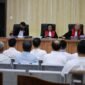 Kuasa hukum menegaskan kerugian negara dan lingkungan dalam kasus PT Ratu Samban Mining seharusnya menjadi tanggung jawab pemegang IUP, bukan kontraktor. Fakta persidangan menguatkan posisi terdakwa.